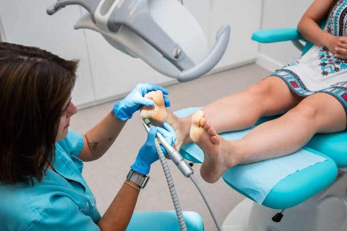 Podólogo realizando revisión para fijar precios de consulta de podología y fisioterapia